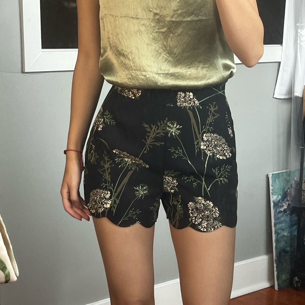 Floral dress shorts, scalloped edge